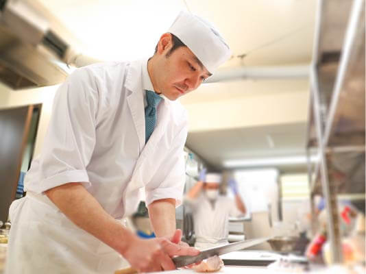 調理をする新崎将士