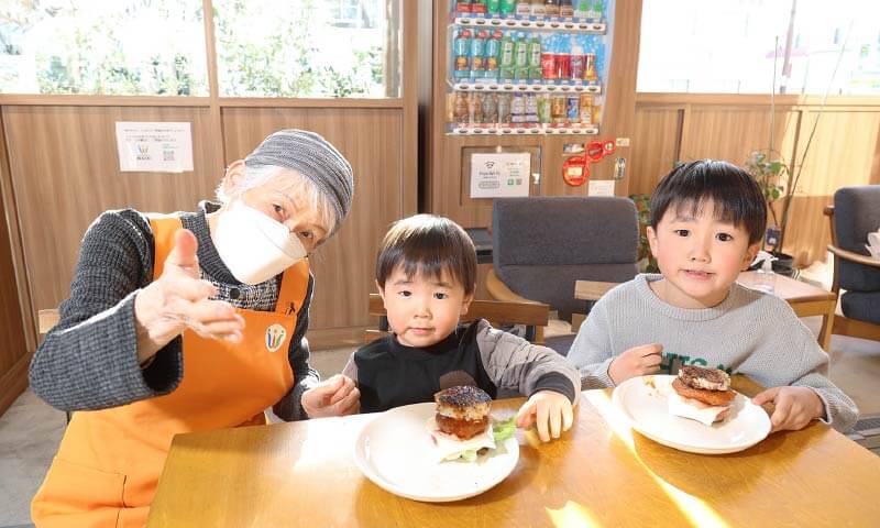 老人と子どもたちが食事している様子