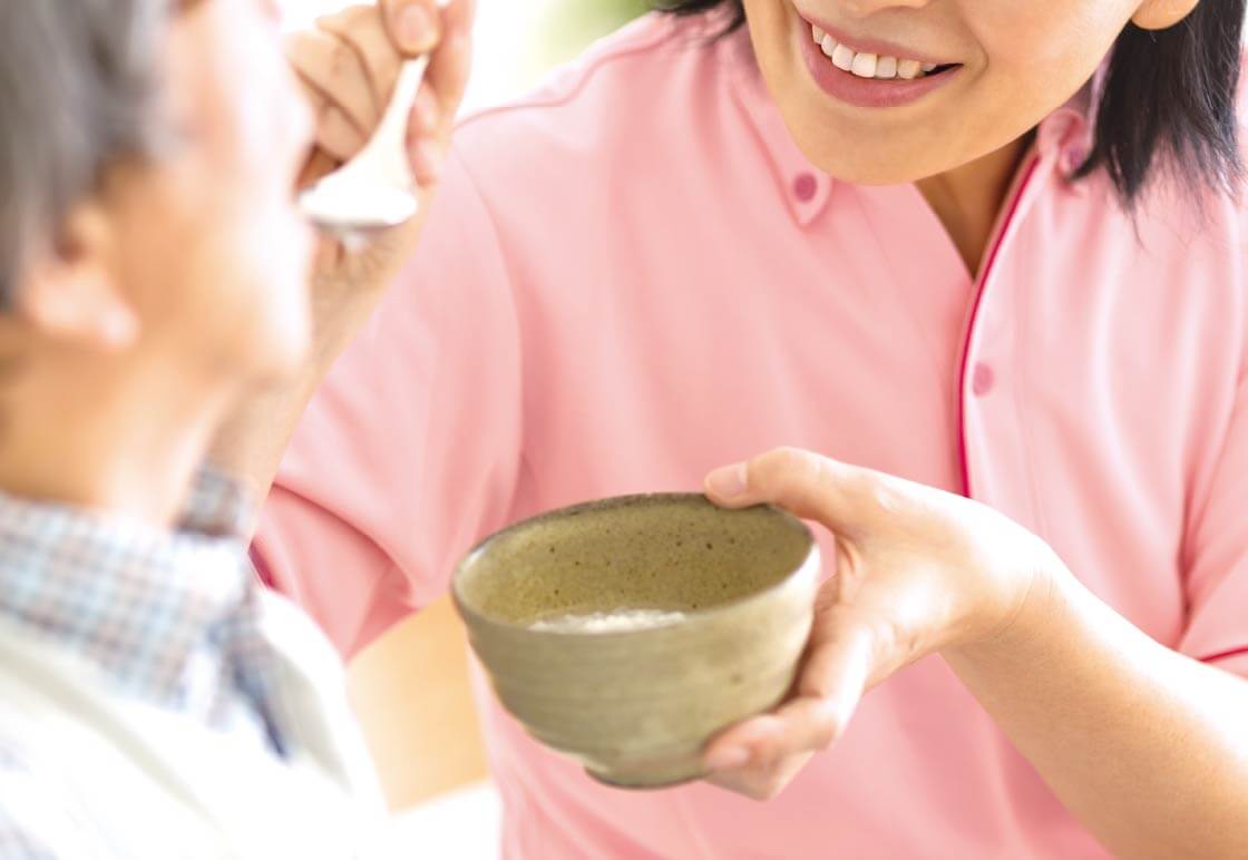 利用者様に食事を提供している様子