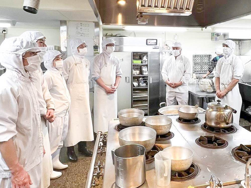 厨房での業務風景