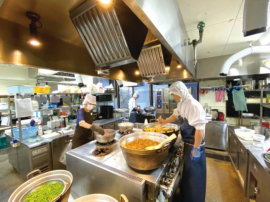 セントラルキッチンでの調理風景