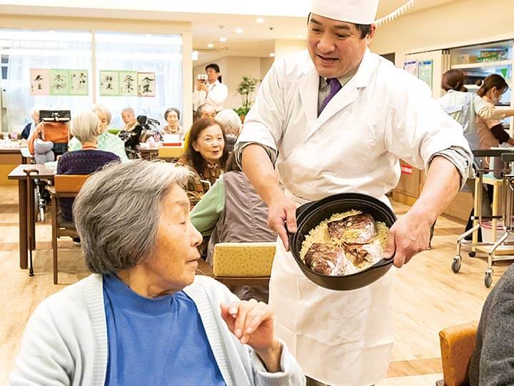 利用者に料理をお見せしている様子